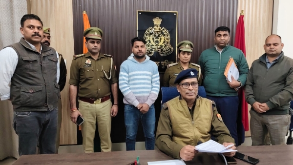 फर्जी बिल ट्रेडिंग कर बोगस फर्मों से करोड़ों रुपए की जीएसटी चोरी करने का मुख्य आरोपित की जानकारी देते एसपी देहात व पुलिस गिरफ्त में सुमित।