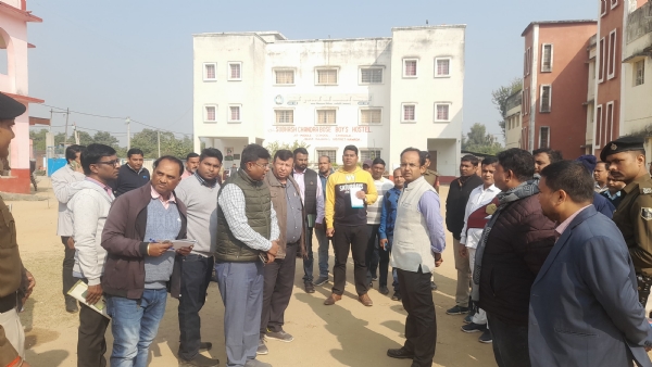 स्थल निरीक्षण करते अधिकारी स्थल निरीक्षण करते अधिकारी