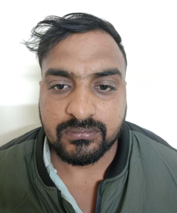 अवैध विदेशी शराब का भंडार वाली वाइन शॉप का मैनेजर अजय। अवैध विदेशी शराब का भंडार वाली वाइन शॉप का मैनेजर अजय।