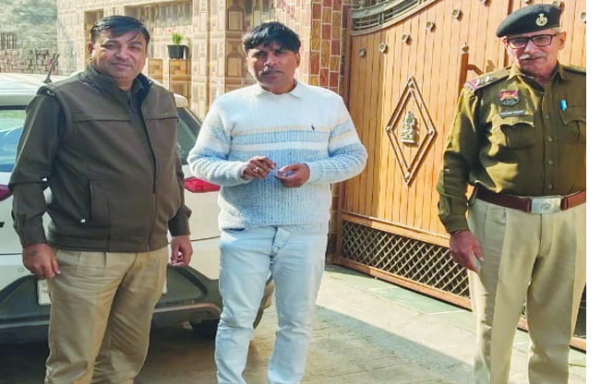 सोनीपत जिला पार्षद संजय बड़वासनिया को उनके आवास से पुलिस ने हिरासत में लिया सोनीपत जिला पार्षद संजय बड़वासनिया को उनके आवास से पुलिस ने हिरासत में लिया