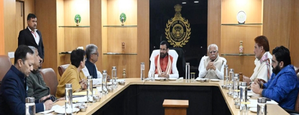 हरियाणा के मुख्यमंत्री नायब सैनी सांसदों के साथ बैठक करते हुए हरियाणा के मुख्यमंत्री नायब सैनी सांसदों के साथ बैठक करते हुए