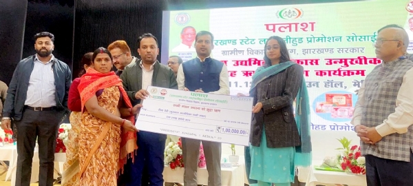 चेक प्रदान करती सदर एसडीओ चेक प्रदान करती सदर एसडीओ