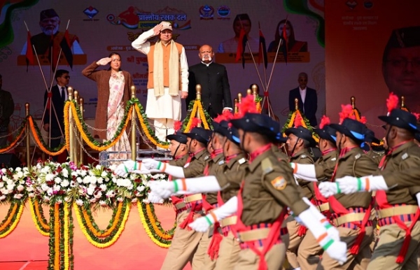 पीआरडी निदेशालय मैदान में मुख्यमंत्री पुष्कर सिंह धामी और विभागीय मंत्री रेखा आर्या  रैतिक परेड की सलामी लेते।