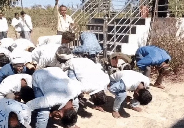 बुरहानपुरः पांगरी बांध परियोजना के विरोध में किसानों का अनोखा प्रदर्शन, मुंह काला कर बने मुर्गा बुरहानपुरः पांगरी बांध परियोजना के विरोध में किसानों का अनोखा प्रदर्शन, मुंह काला कर बने मुर्गा