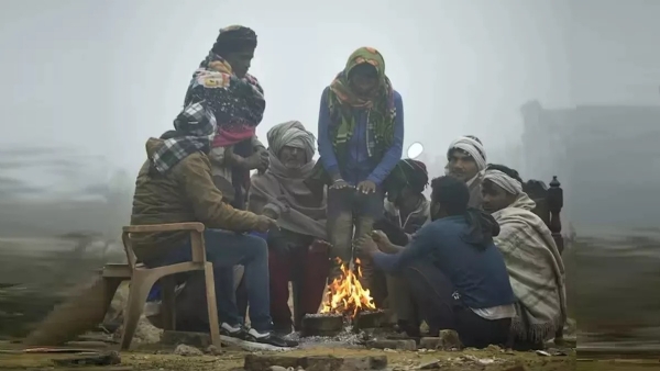 ठंड से बचने माना में अलाव तापते लोग ठंड से बचने माना में अलाव तापते लोग