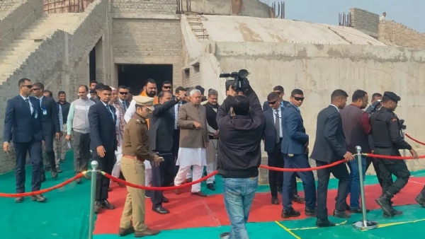 निर्माणाधीन फैसलिटी सेंटर का निरीक्षण करते सीएम निर्माणाधीन फैसलिटी सेंटर का निरीक्षण करते सीएम