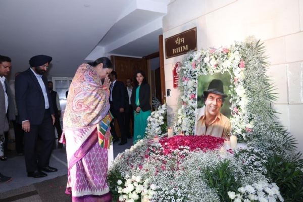 दिल्ली के डॉ. आंबेडकर इंटरनेशनल सेंटर में अभिनेता धर्मेंद्र को श्रद्धांजलि अर्पित करती मुख्यमंत्री रेखा गुप्ता दिल्ली के डॉ. आंबेडकर इंटरनेशनल सेंटर में अभिनेता धर्मेंद्र को श्रद्धांजलि अर्पित करती मुख्यमंत्री रेखा गुप्ता