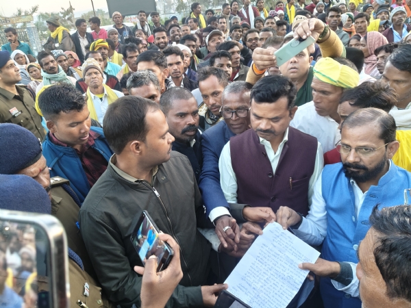 ज्ञापन सौंपते। ज्ञापन सौंपते।