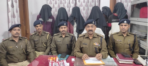 गिरफ्तार आरोपी की जानकारी देते डीएसपी भोला प्रसाद और बरामद ड्रग्स गिरफ्तार आरोपी की जानकारी देते डीएसपी भोला प्रसाद और बरामद ड्रग्स