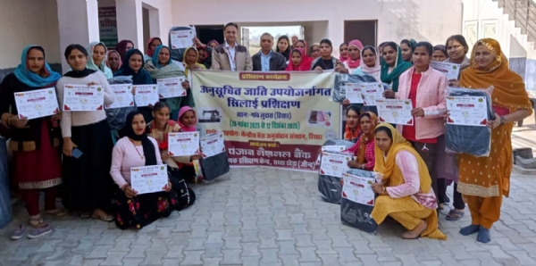 प्रशिक्षण कार्यक्रम में प्रशिक्षणार्थियों को प्रमाण पत्र वितरित करते अधिकारी।