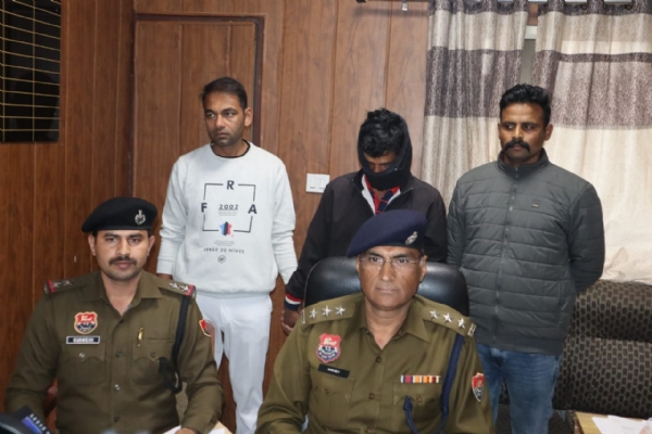 लाखों रुपये के आभूषण चोरी मामले का खुलासा करते डीएसपी। लाखों रुपये के आभूषण चोरी मामले का खुलासा करते डीएसपी।