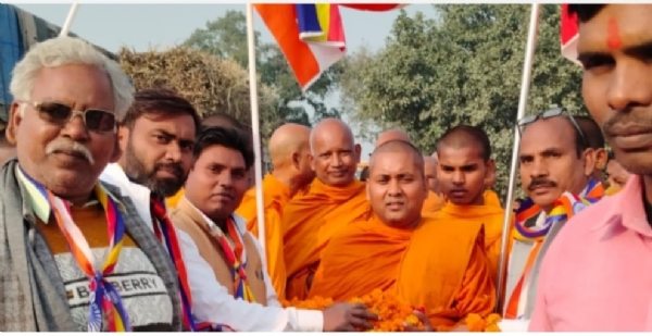 धम्म यात्रा में चल रहे भिक्षु धम्म यात्रा में चल रहे भिक्षु