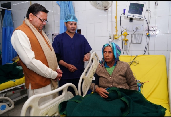 मुख्यमंत्री दून मेडिकल कॉलेज में अस्पताल में भर्ती मरीजों से भेंट करते।