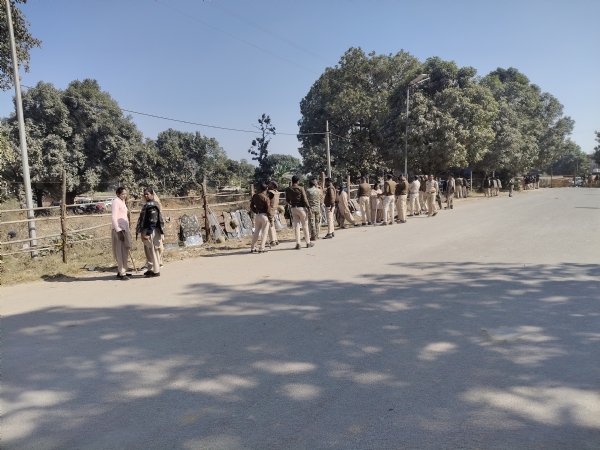 पुलिस बल तैनात।