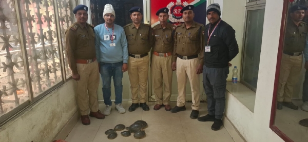 बरामद कछुआ के साथ आरिपीएफ कि टीम बरामद कछुआ के साथ आरिपीएफ कि टीम