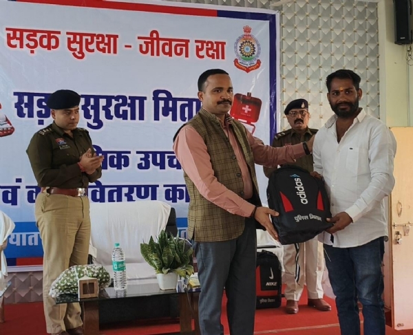 सड़क सुरक्षा मितान को किट वितरण करते हुए एसपी सूरज सिंह परिहार। सड़क सुरक्षा मितान को किट वितरण करते हुए एसपी सूरज सिंह परिहार।