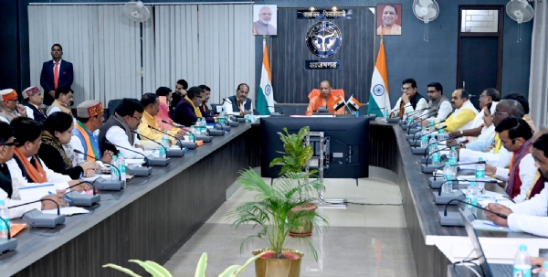 कलेक्ट्रेट सभागर में वैठक करते सीएम कलेक्ट्रेट सभागर में वैठक करते सीएम