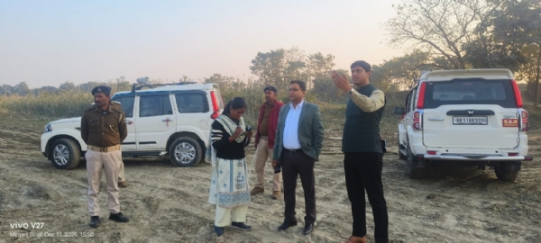 अररिया फोटो:छापामारी में एसडीएम और अन्य अधिकारी अररिया फोटो:छापामारी में एसडीएम और अन्य अधिकारी