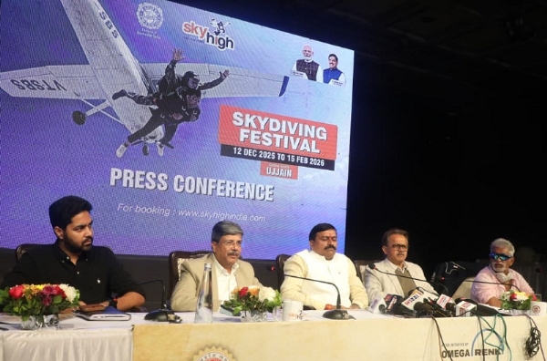 स्काई डाइविंग आयोजन की जानकारी देते हुए मंत्री लोधी स्काई डाइविंग आयोजन की जानकारी देते हुए मंत्री लोधी