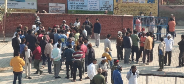 मृतक के शव का पोस्टमार्टम करवाने आए परिजन। मृतक के शव का पोस्टमार्टम करवाने आए परिजन।