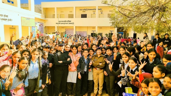 छात्राओं को पुलिस ने दिया आत्मरक्षा और साइबर सुरक्षा का प्रशिक्षण छात्राओं को पुलिस ने दिया आत्मरक्षा और साइबर सुरक्षा का प्रशिक्षण