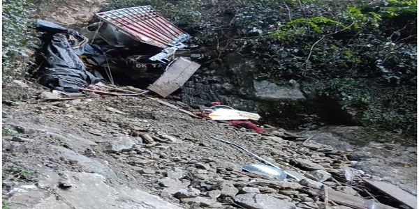 अरुणाचल प्रदेश में सड़क दुघर्टना में क्षतिग्रस्त ट्रक अरुणाचल प्रदेश में सड़क दुघर्टना में क्षतिग्रस्त ट्रक