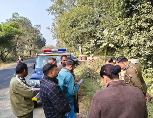 घटनास्थल पर जांच करते हुए पुलिस टीम घटनास्थल पर जांच करते हुए पुलिस टीम