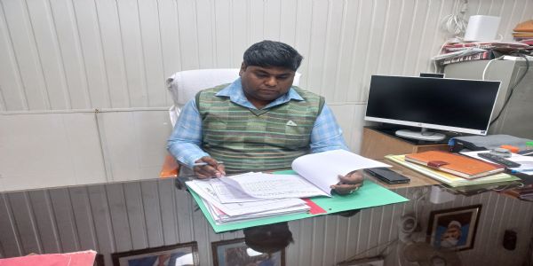 14 करोड़ की सड़क ट्रायल में फेल, अधिशासी अभियंता ने चलवाया बुलडोजर, नोटिस जारी