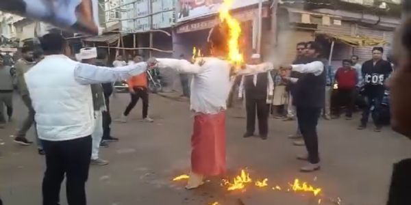 मॉर्निंग अपडेट - सीहोरा आंदोलन हुआ उग्र, टायर, पुतला जला कर किया प्रदर्शन