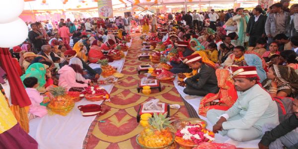 औरैया में 317 जोड़ियों ने थामा हाथ, सामूहिक विवाह में गूंजे शुभकामनाओं के स्वर