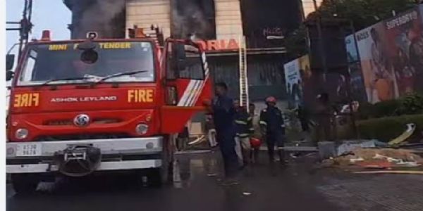 गुवाहाटी में 33 घंटे से लगी आग को बुझाने के प्रयास जारी