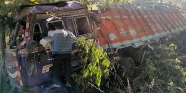 देवास: मक्का भरने जा रहा ट्रक अनियंत्रित होकर 500 फीट खाई में गिरा, चालक की मौत