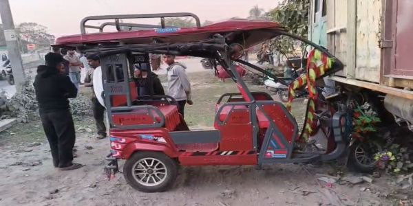 टोटो और मालवाहक वाहन की टक्कर, तीन घायल