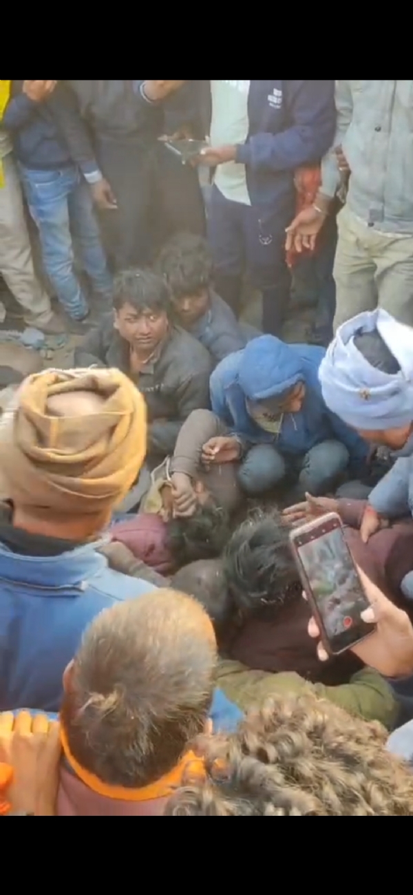 ग्रामीणों की पकड़ में भेड़ चोर।