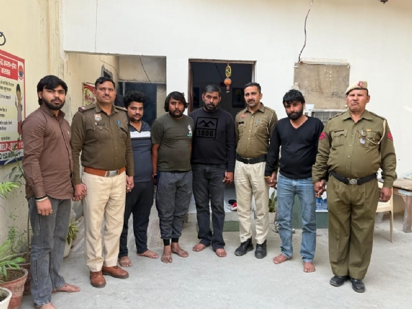 गुरुग्राम में गाय को नॉनवेज मोमोज खिलाने के आरोपी से मारपीट करने के आरोपी पुलिस गिरफ्त में। गुरुग्राम में गाय को नॉनवेज मोमोज खिलाने के आरोपी से मारपीट करने के आरोपी पुलिस गिरफ्त में।