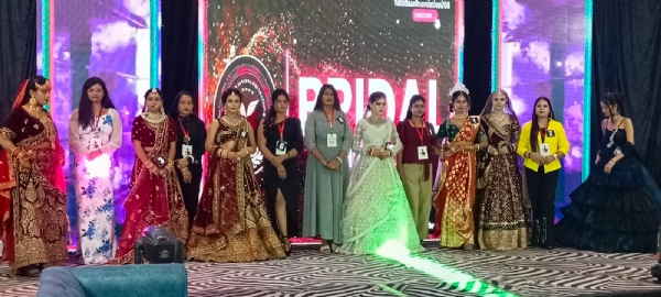 रैंप वाक के बाद समूह में खड़ी हुई प्रतिभागी युवतियां। रैंप वाक के बाद समूह में खड़ी हुई प्रतिभागी युवतियां।