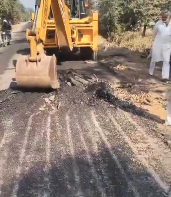 सड़क उखड़ती जेसीबी मशीन सड़क उखड़ती जेसीबी मशीन