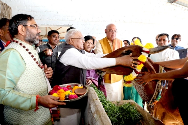 राज्यपाल मंगुभाई पटेल ने किया गौवंश का पूजन मुरारीलाल तिवारी गौशाला का किया भ्रमण