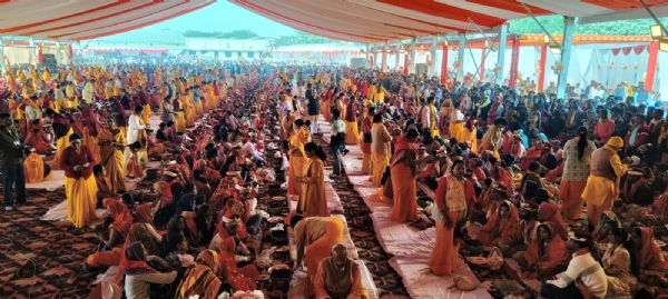 सामूहिक विवाह के अंतर्गत जोड़ो का ग्रुप का छायाचित्र सामूहिक विवाह के अंतर्गत जोड़ो का ग्रुप का छायाचित्र