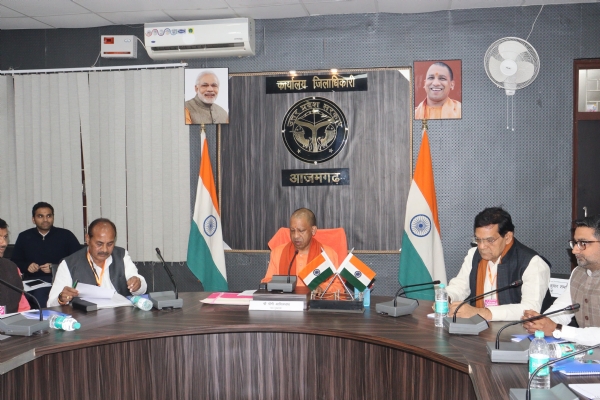 कलेक्ट्रेट सभागर में वैठक करते सीएम 1 कलेक्ट्रेट सभागर में वैठक करते सीएम 1