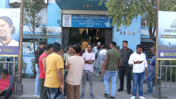 विवेकानंद भवन एसडीओ कार्यालय के सामने टैक्सी चालकों की भीड़ विवेकानंद भवन एसडीओ कार्यालय के सामने टैक्सी चालकों की भीड़