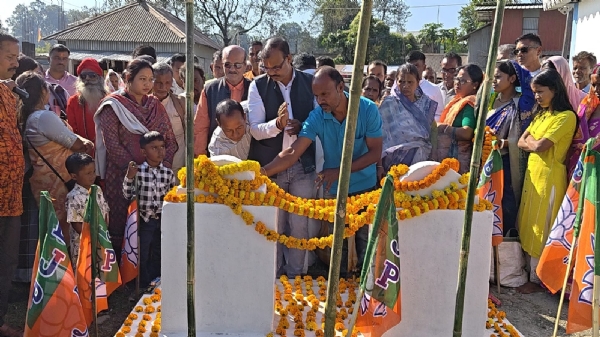 शहीदों को श्रद्धांजलि अर्पित करते लोग शहीदों को श्रद्धांजलि अर्पित करते लोग