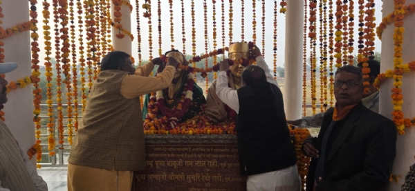 पूर्व केंद्रीय गृह राज्य मंत्री की पुण्यतिथि पर माला अर्पण करते कर कारागार राज्य मंत्री पूर्व केंद्रीय गृह राज्य मंत्री की पुण्यतिथि पर माला अर्पण करते कर कारागार राज्य मंत्री