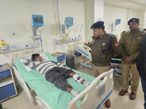 फोटो - अस्पताल में भर्ती पुलिस मुठभेड़ में घायल बदमाश फोटो - अस्पताल में भर्ती पुलिस मुठभेड़ में घायल बदमाश