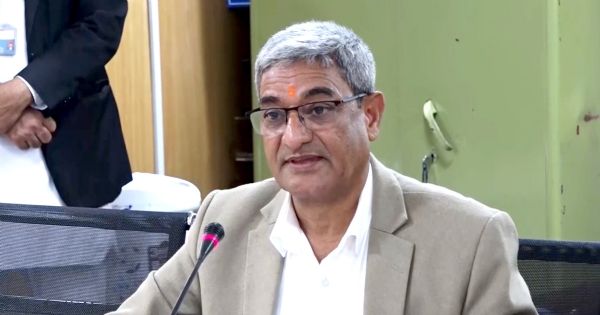 गृहमंत्री रमेश लेखक संसदीय समिति में जवाब देते हुए गृहमंत्री रमेश लेखक संसदीय समिति में जवाब देते हुए