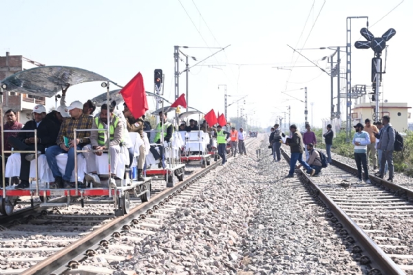 नई रेलवे ट्रैक पर अधिकारी नई रेलवे ट्रैक पर अधिकारी