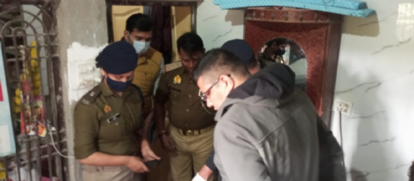 मौके पर जुटी भीड़ और पुलिस अफसर मौके पर जुटी भीड़ और पुलिस अफसर