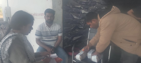 खाद्य एवं औषधि प्रशासन के अधिकारीगण औरामाइन जांच हेतु फर्मों का निरीक्षण करते हुए खाद्य एवं औषधि प्रशासन के अधिकारीगण औरामाइन जांच हेतु फर्मों का निरीक्षण करते हुए