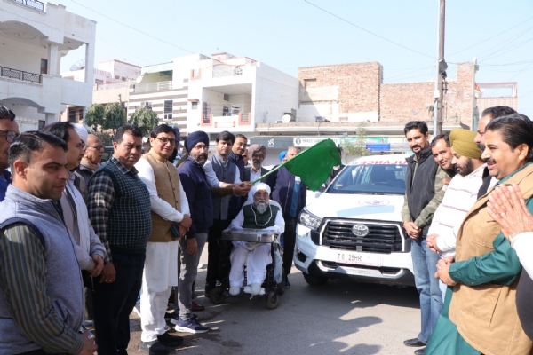 एंबुलेंस को हरी झंडी दिखाकर नई शाखा का शुभारंभ करते पद्मश्री गुरविंद्र सिंह व एसडीएम डबवाली। एंबुलेंस को हरी झंडी दिखाकर नई शाखा का शुभारंभ करते पद्मश्री गुरविंद्र सिंह व एसडीएम डबवाली।