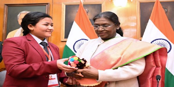 इम्फाल में विस्थापित लोगों से मिलीं राष्ट्रपति मुर्मू इम्फाल में विस्थापित लोगों से मिलीं राष्ट्रपति मुर्मू